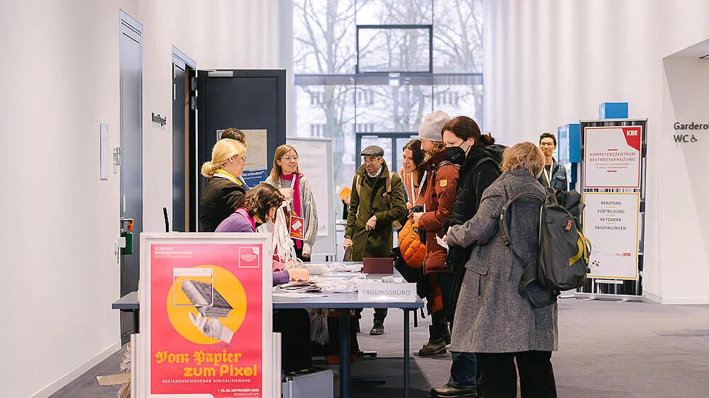 Zwischen Pixel und Papier: Warum analoge Markenmomente im digitalen Zeitalter überraschen